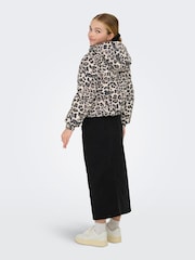 Chaqueta acolchada con capucha, cremallera y estampado de leopardo de ONLY KIDS - Imagen 2 de 5
