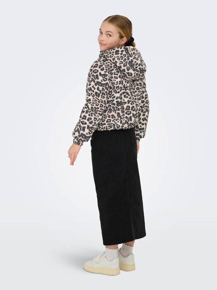 Chaqueta acolchada con capucha, cremallera y estampado de leopardo de ONLY KIDS - Imagen 2 de 5