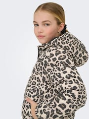Chaqueta acolchada con capucha, cremallera y estampado de leopardo de ONLY KIDS - Imagen 3 de 5