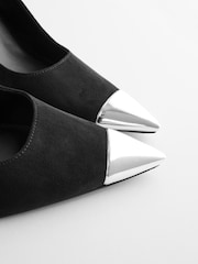 črna - Čevlji s peto in paščkom čez peto v kovinskem odtenku Forever Comfort® - Slika 8 iz 9