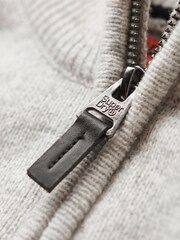Grau - Superdry Essential Henley-Strickpullover mit Stickerei - Bild 5 von 6