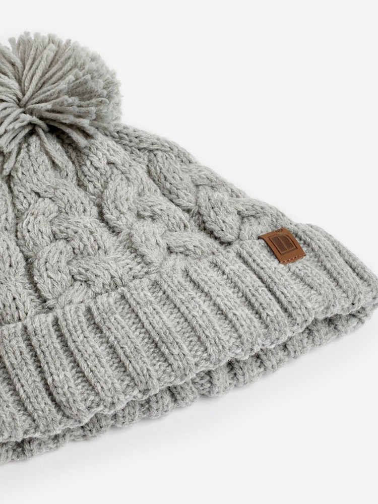 siva - Pleteni kabel Pom Hat (1-16let) - Slika 2 iz 2 siva - Pleteni kabel Pom Hat (1-16let) - Slika 2 iz 2