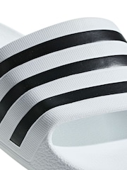Weiß - adidas Sportswear Adilette Badesandalen - Bild 10 von 11