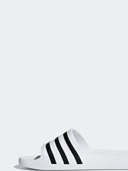 Weiß - adidas Sportswear Adilette Badesandalen - Bild 2 von 11