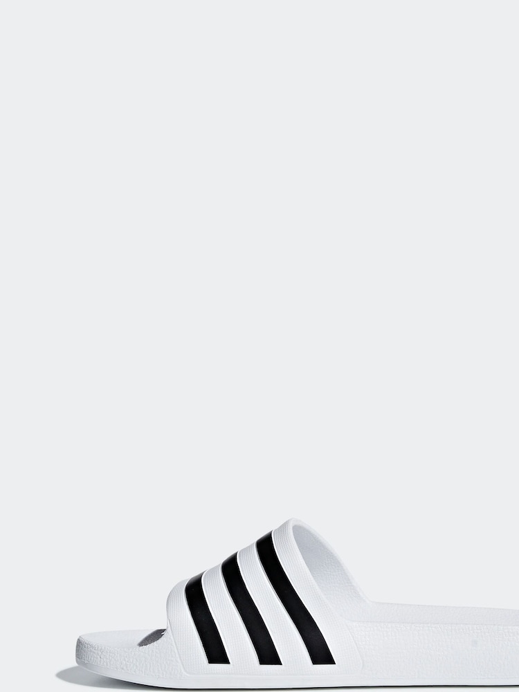 Weiß - adidas Sportswear Adilette Badesandalen - Bild 2 von 11