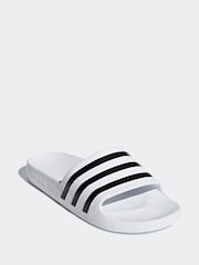Weiß - adidas Sportswear Adilette Badesandalen - Bild 3 von 11