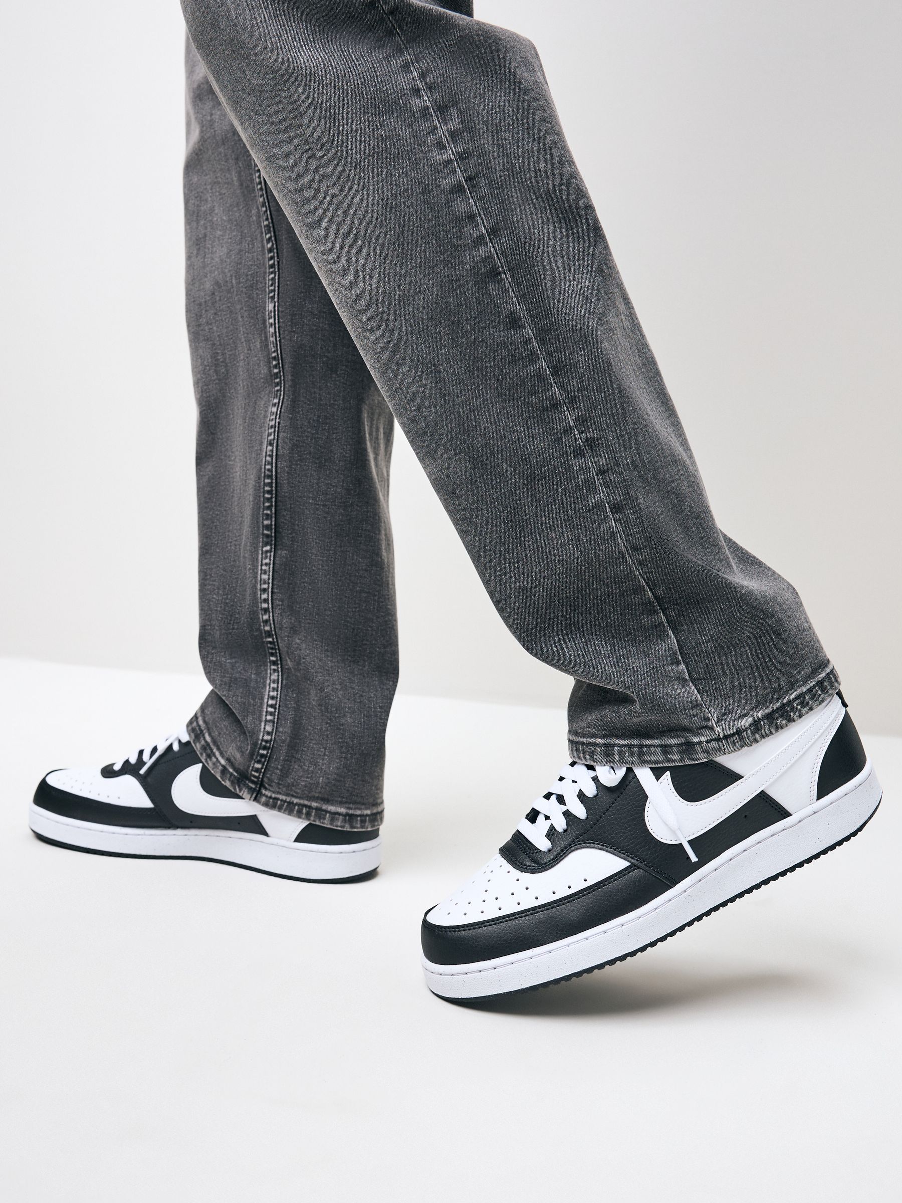 Cumpără Negru/Alb - Pantofi sport joși Nike Court Vision from Next