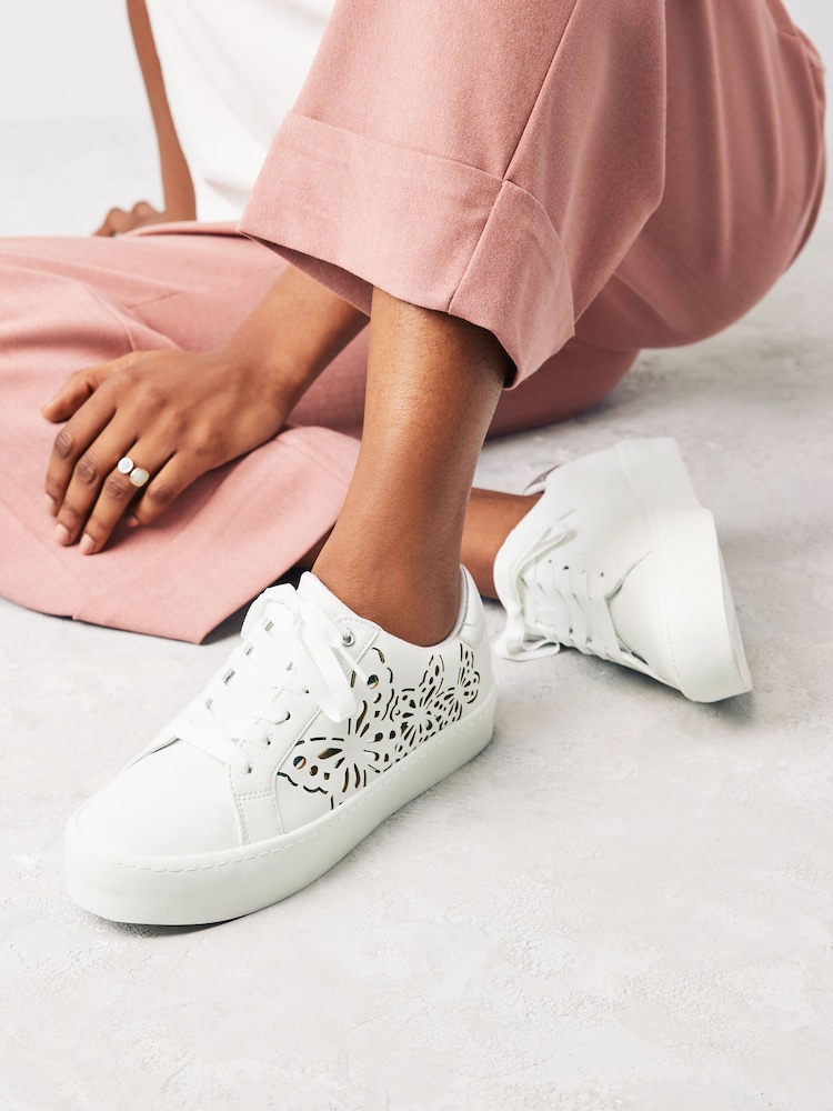 Weiß - Forever Comfort® Lack-Chunky-Sneaker mit Schnürung und Schmetterlingsmotiv - Bild 1 von 8 Weiß - Forever Comfort® Lack-Chunky-Sneaker mit Schnürung und Schmetterlingsmotiv - Bild 1 von 8