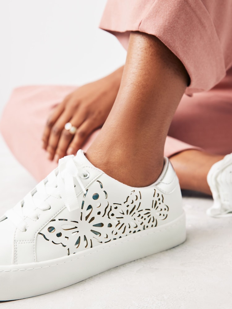 Weiß - Forever Comfort® Lack-Chunky-Sneaker mit Schnürung und Schmetterlingsmotiv - Bild 2 von 8 Weiß - Forever Comfort® Lack-Chunky-Sneaker mit Schnürung und Schmetterlingsmotiv - Bild 2 von 8
