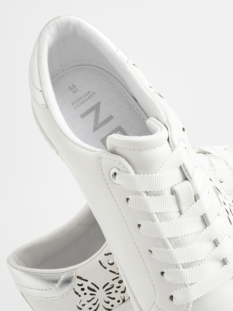 Weiß - Forever Comfort® Lack-Chunky-Sneaker mit Schnürung und Schmetterlingsmotiv - Bild 8 von 8 Weiß - Forever Comfort® Lack-Chunky-Sneaker mit Schnürung und Schmetterlingsmotiv - Bild 8 von 8