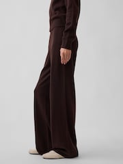 Maro închis - Pantaloni lejeri din tricot Gap CashSoft - Imaginea 3 din 5