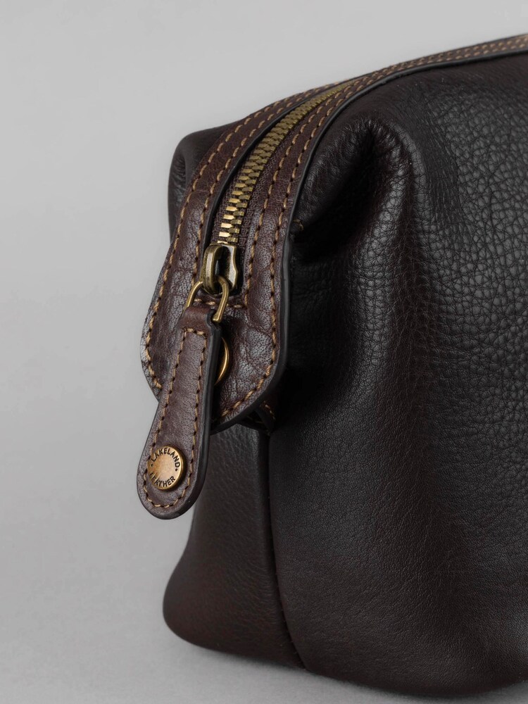 Lakeland Leather Brown Kelsick Leather Washbag - Image 2 of 2 Lakeland Leather Brown Kelsick Leather Washbag - Image 2 of 2