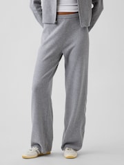 Gri - Pantaloni lejeri din tricot Gap CashSoft - Imaginea 1 din 5