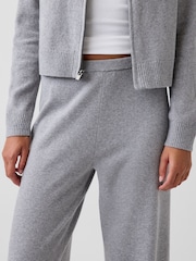 Gri - Pantaloni lejeri din tricot Gap CashSoft - Imaginea 5 din 5