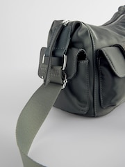Grau - Satin Utility Crossbody Tasche​​​​​​​ - Bild 6 von 7