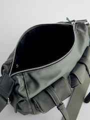 Grau - Satin Utility Crossbody Tasche​​​​​​​ - Bild 7 von 7