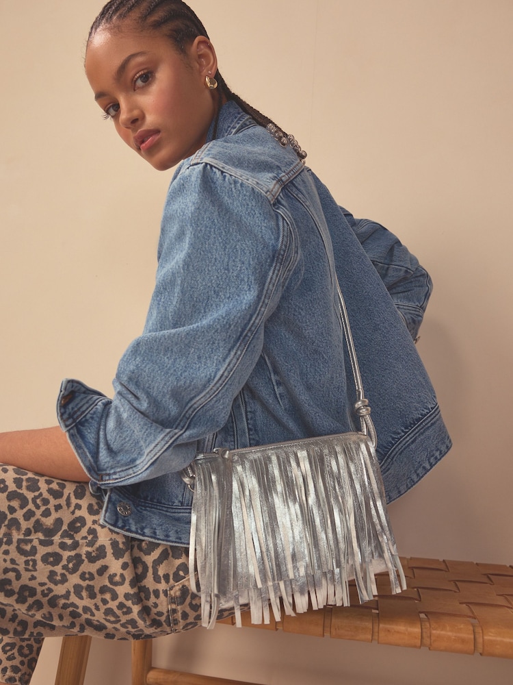 Striebro - Kožená crossbody kabelka so strapcami - Obrázok 1 z 10