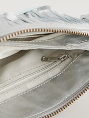 Striebro - Kožená crossbody kabelka so strapcami - Obrázok 10 z 10