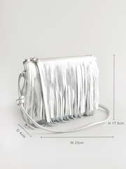 Striebro - Kožená crossbody kabelka so strapcami - Obrázok 4 z 10