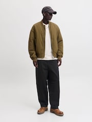 أسود - بنطلون بقصّة رجل واسعة من JACK & JONES - صورة 1 من 5