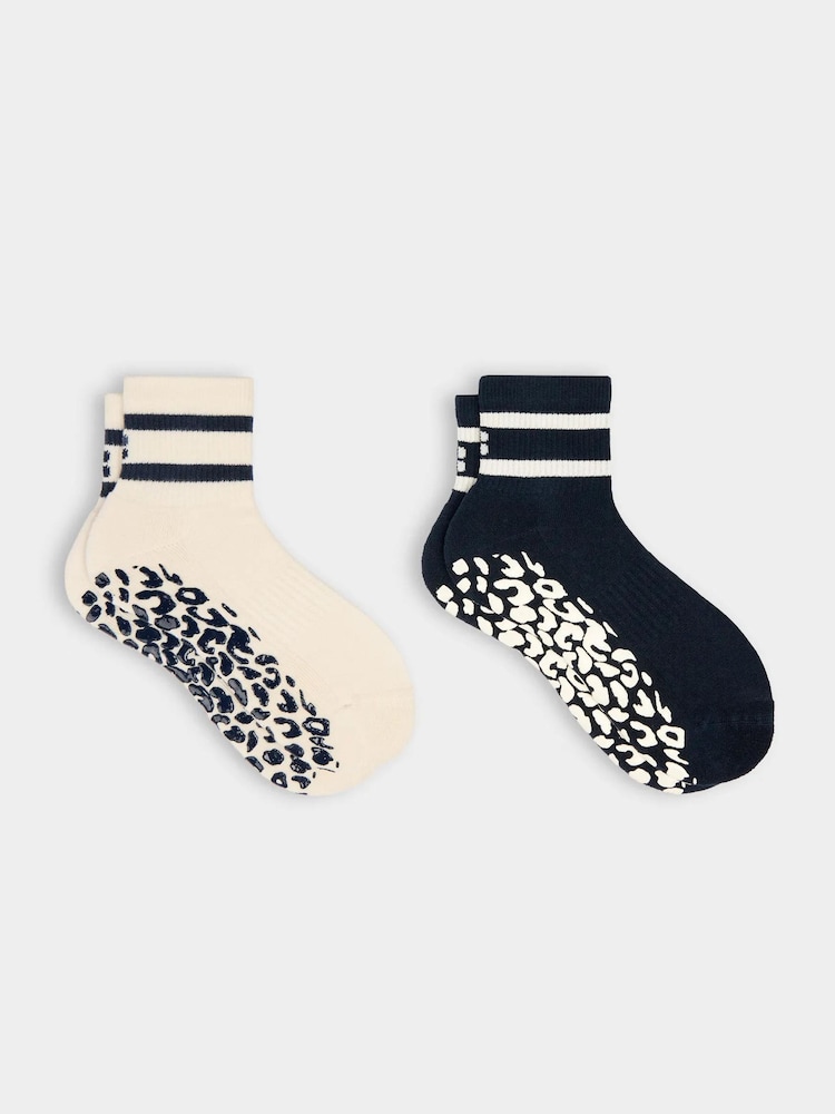 Sweaty Betty Mini Pilates Rundhalset Gripper-sokker med design med dyr, 2 pakke - Bilde 1 av 4 Sweaty Betty Mini Pilates Rundhalset Gripper-sokker med design med dyr, 2 pakke - Bilde 1 av 4