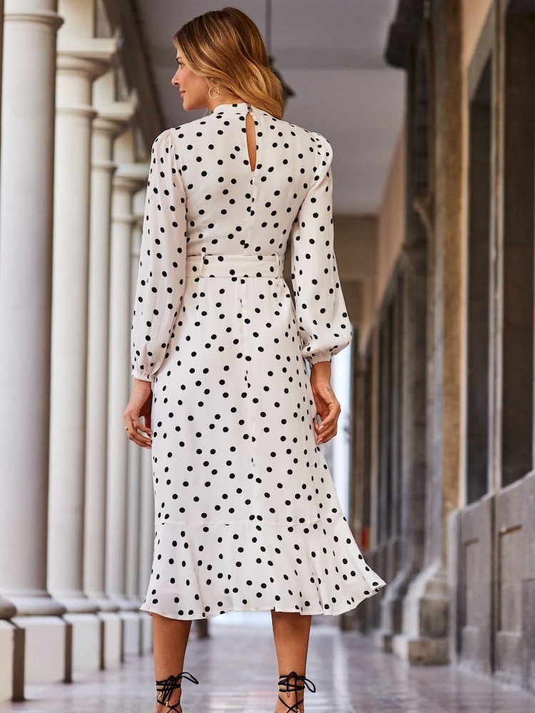 Sosandar – ausgestelltes Kleid mit Punktmuster, Schlüssellochausschnitt und Gürtel, Petite - Bild 2 von 5 Sosandar – ausgestelltes Kleid mit Punktmuster, Schlüssellochausschnitt und Gürtel, Petite - Bild 2 von 5