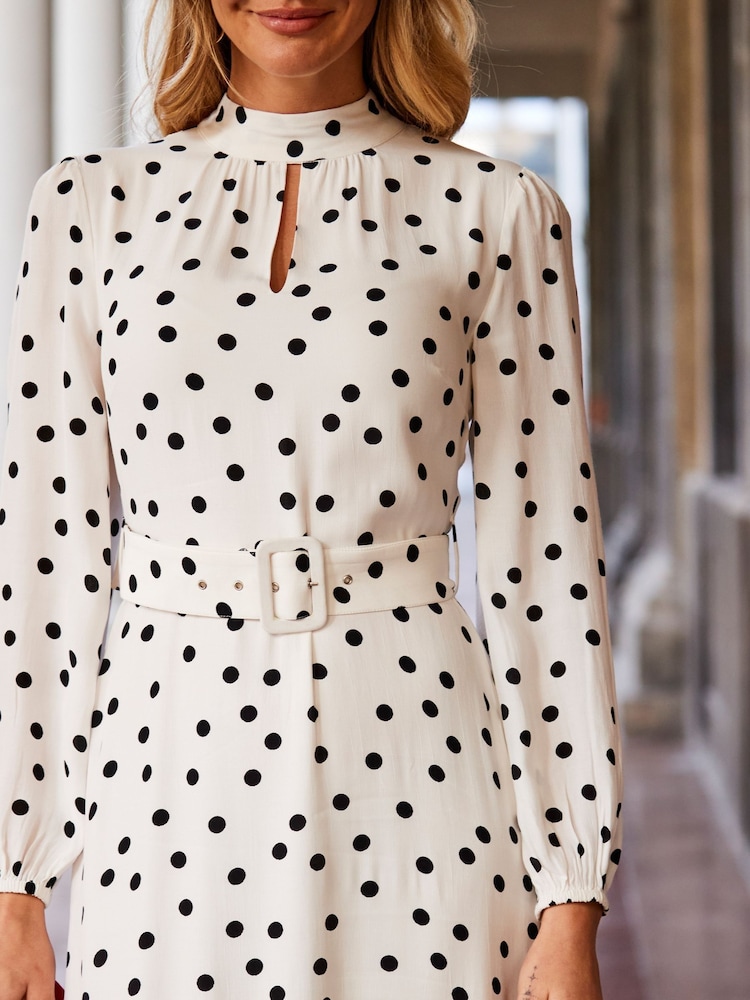 Sosandar – ausgestelltes Kleid mit Punktmuster, Schlüssellochausschnitt und Gürtel, Petite - Bild 5 von 5 Sosandar – ausgestelltes Kleid mit Punktmuster, Schlüssellochausschnitt und Gürtel, Petite - Bild 5 von 5