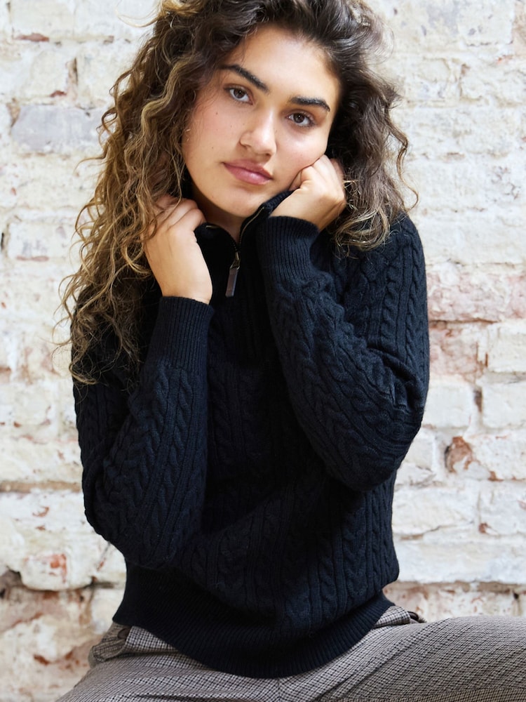 The Little Tailor Ava Wool Rich Zip Neck Cable Knit Jumper - Attēls 2 no 4