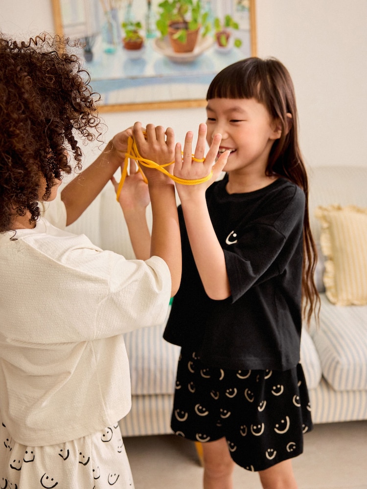 Schwarz/Weiss/Smiley - Kurze Pyjamas im 2er-Pack (3–16Jahre) - Bild 2 von 9 Schwarz/Weiss/Smiley - Kurze Pyjamas im 2er-Pack (3–16Jahre) - Bild 2 von 9