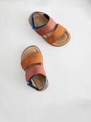 Hell - Sandalen mit Kork-Fussbett und zwei Riemen mit Klettverschluss - Bild 5 von 6