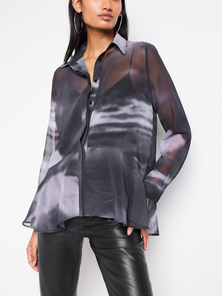 Blau/Schwarz abstrakt - Langärmelige, gemusterte Bluse mit Flattersaum - Bild 1 von 6 Blau/Schwarz abstrakt - Langärmelige, gemusterte Bluse mit Flattersaum - Bild 1 von 6
