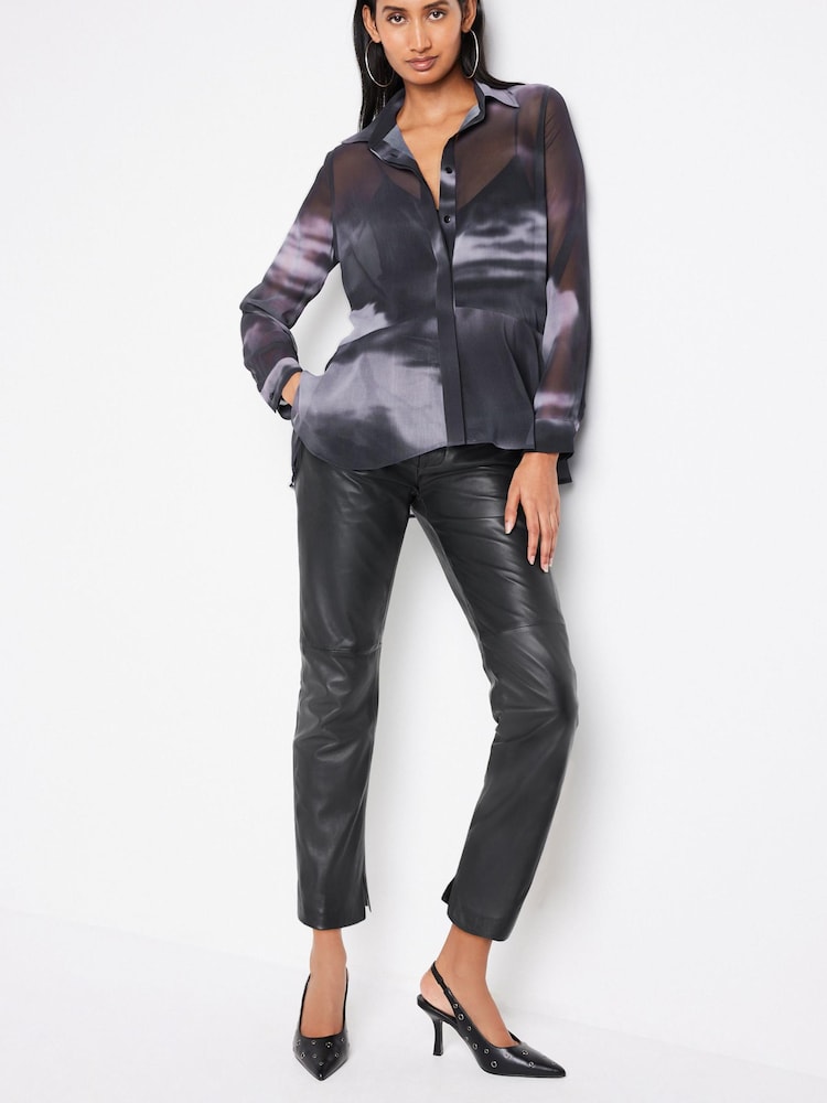Blau/Schwarz abstrakt - Langärmelige, gemusterte Bluse mit Flattersaum - Bild 2 von 6 Blau/Schwarz abstrakt - Langärmelige, gemusterte Bluse mit Flattersaum - Bild 2 von 6