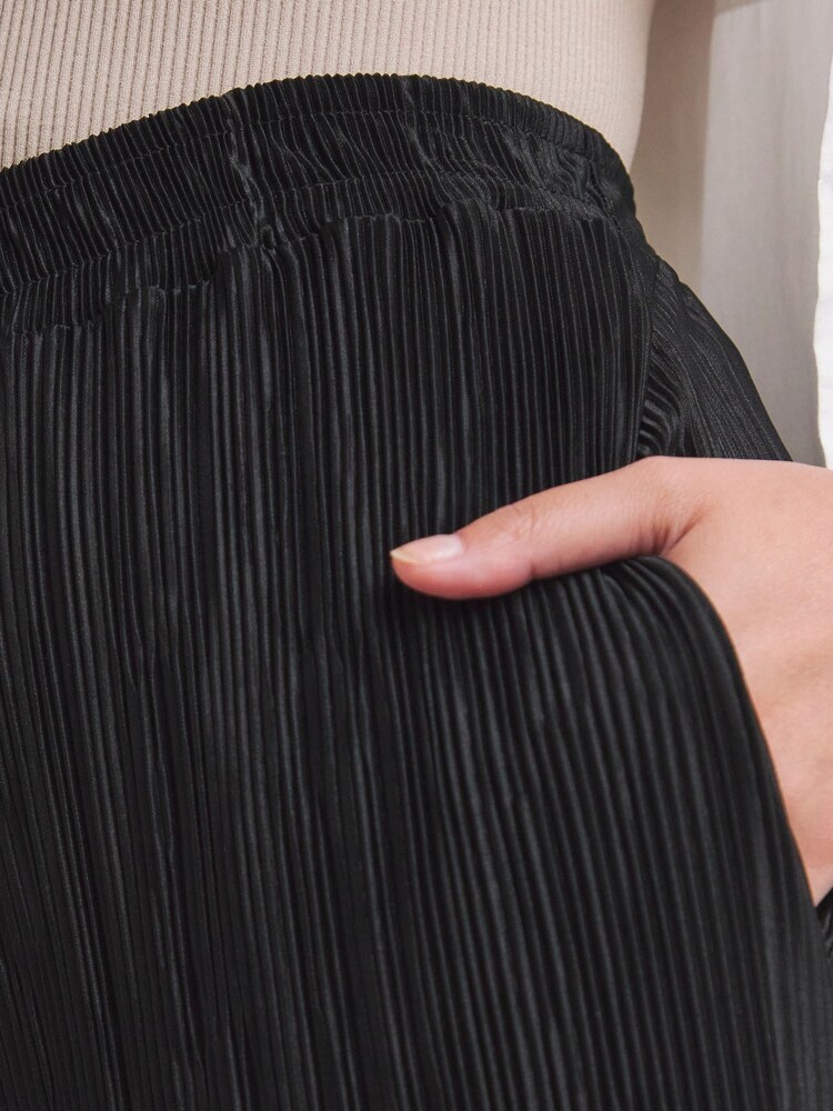 Simply Be Black Plissé Wide Leg Trousers - Image 4 of 4