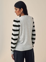 Grau/Schwarz/Sternemuster - Langarm-Strickpullover mit Rundhalsausschnitt und Muster - Bild 2 von 6