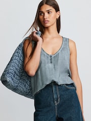 Chambray Blau - Strickweste mit gewebtem Knopfdetail auf der Vorderseite, Leinenmischung - Bild 1 von 5