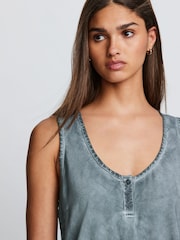 Chambray Blau - Strickweste mit gewebtem Knopfdetail auf der Vorderseite, Leinenmischung - Bild 3 von 5
