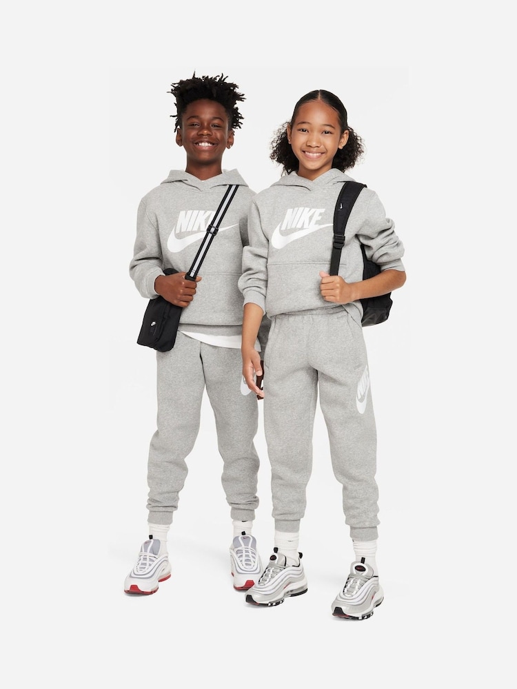 Dunkelgrau meliert - Nike Club Kapuzensweatshirt aus Fleece mit Logo - Bild 1 von 5 Dunkelgrau meliert - Nike Club Kapuzensweatshirt aus Fleece mit Logo - Bild 1 von 5