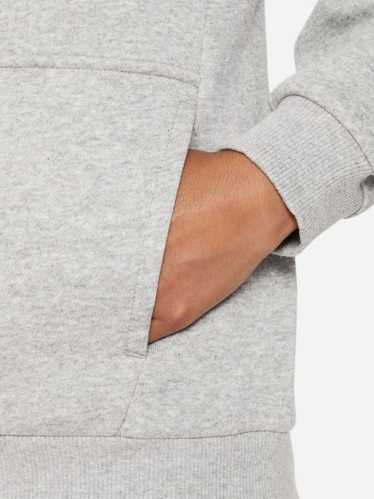 Dunkelgrau meliert - Nike Club Kapuzensweatshirt aus Fleece mit Logo - Bild 5 von 5 Dunkelgrau meliert - Nike Club Kapuzensweatshirt aus Fleece mit Logo - Bild 5 von 5