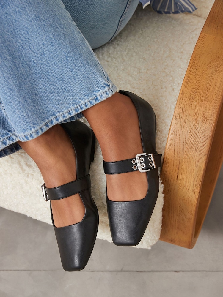 črna - Forever Comfort® Square Toe Eyelet Mary Jane čevlji - Slika 2 iz 10 črna - Forever Comfort® Square Toe Eyelet Mary Jane čevlji - Slika 2 iz 10