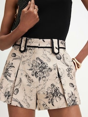 River Island מכנסיים קצרים בדוגמה פרחונית עם קפלים - תמונה 3 מתוך 4