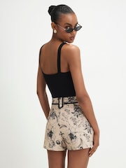 River Island מכנסיים קצרים בדוגמה פרחונית עם קפלים - תמונה 4 מתוך 4