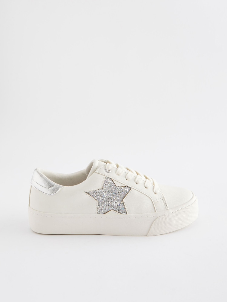 Blanco/plateado - Zapatillas de deporte de suela gruesa con cordones y diseño de estrella de charol de Forever Comfort® - Imagen 2 de 5 Blanco/plateado - Zapatillas de deporte de suela gruesa con cordones y diseño de estrella de charol de Forever Comfort® - Imagen 2 de 5
