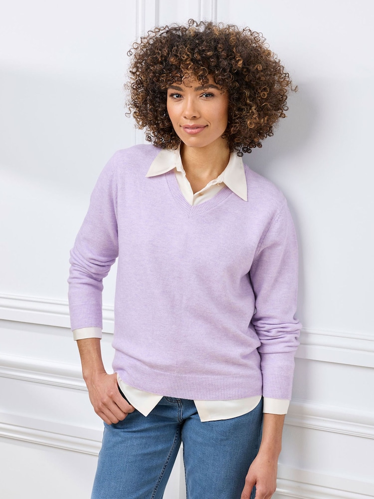 Morado - Suéter de punto fino con cuello de pico de Cotton Traders - Imagen 2 de 4