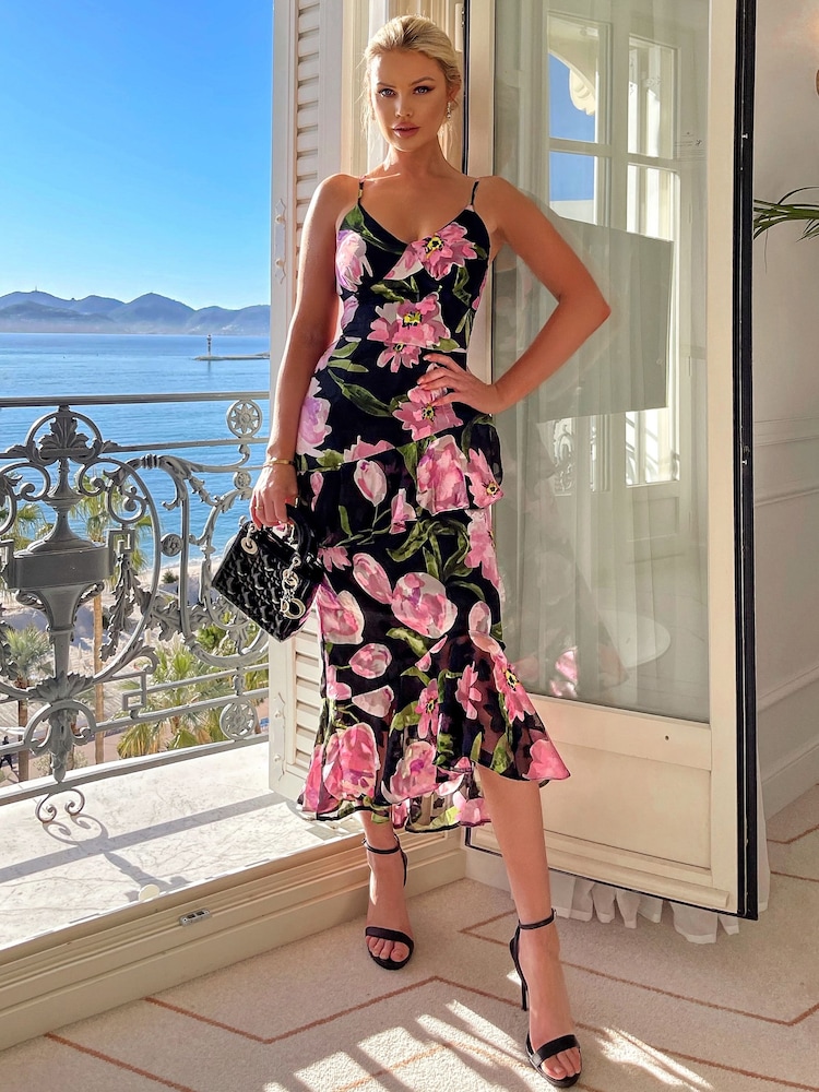 AX Paris Hochgeschlossenes Schwarzes Midikleid mit bestickter Rüsche - Bild 1 von 4 AX Paris Hochgeschlossenes Schwarzes Midikleid mit bestickter Rüsche - Bild 1 von 4