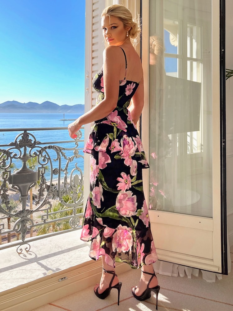 AX Paris Hochgeschlossenes Schwarzes Midikleid mit bestickter Rüsche - Bild 2 von 4 AX Paris Hochgeschlossenes Schwarzes Midikleid mit bestickter Rüsche - Bild 2 von 4