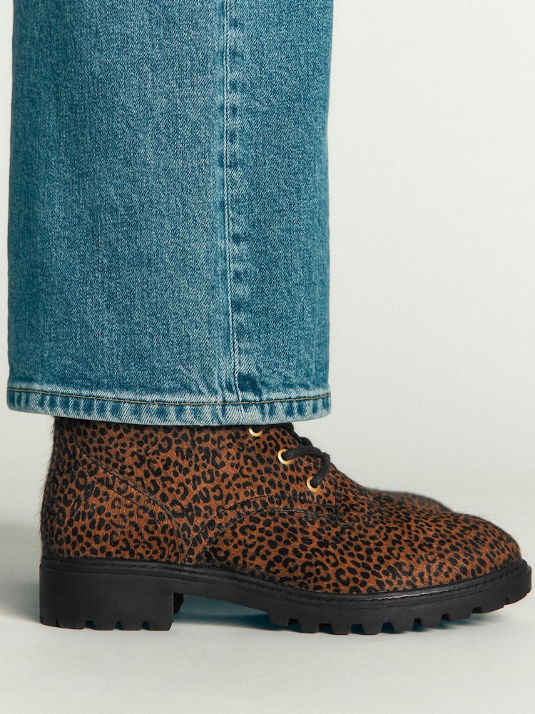 Brązowy z nadrukiem panterki - Boden Alex Lace Up Ankle Boots - Obraz 1 z 4 Brązowy z nadrukiem panterki - Boden Alex Lace Up Ankle Boots - Obraz 1 z 4