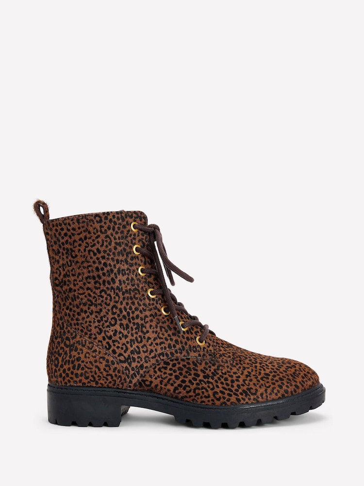 Brązowy z nadrukiem panterki - Boden Alex Lace Up Ankle Boots - Obraz 2 z 4 Brązowy z nadrukiem panterki - Boden Alex Lace Up Ankle Boots - Obraz 2 z 4