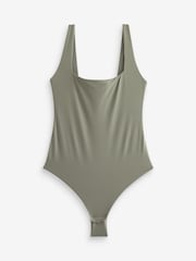 Khaki - self. Bequemer, figurformender, ärmelloser Body mit eckigem Ausschnitt - Bild 7 von 10