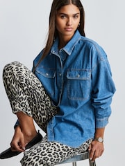 Mittelblau - Übergroßes Denim-Hemd aus 100% Baumwolle mit Print - Bild 1 von 5