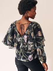 Grün mit floralem Print - Cape Langarmbluse - Bild 2 von 5